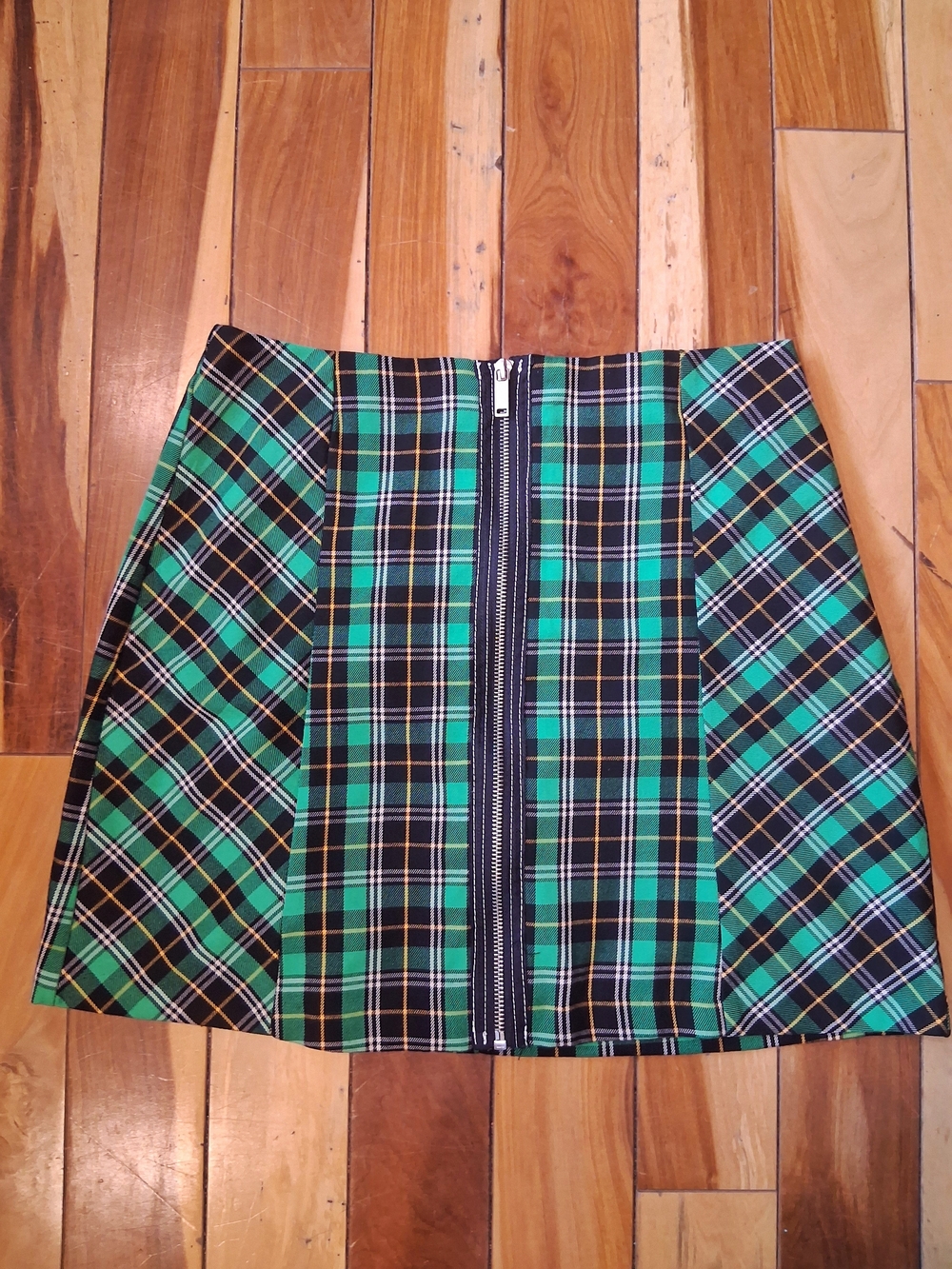Stradivarius Green Tartan Zip-Front Mini Skirt – Size 38 / US 6